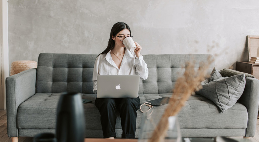 Woman-with-mug-and-laptop